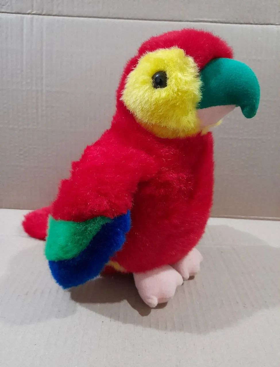 Ave de pelúcia importada 26 cm