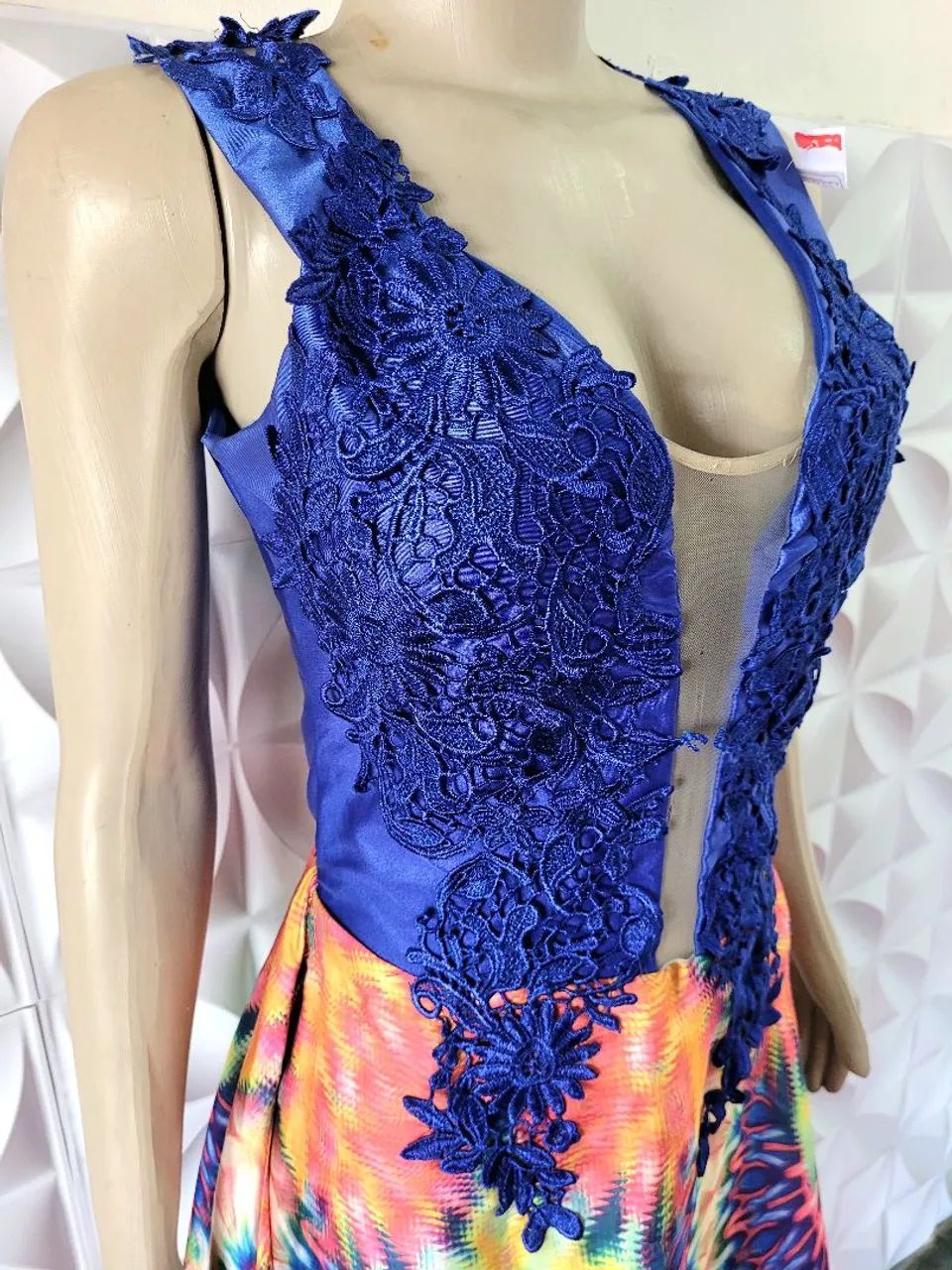 vestido com corpete rendado azul e saia estampada colorida tamanho M - Foto 3