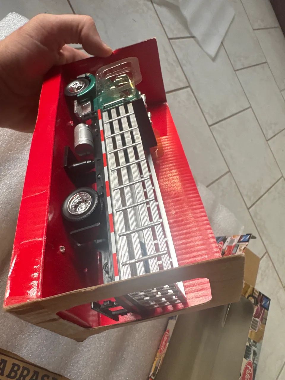 Miniatura na escala 1/43 Peterbilt na caixa  - Foto 3