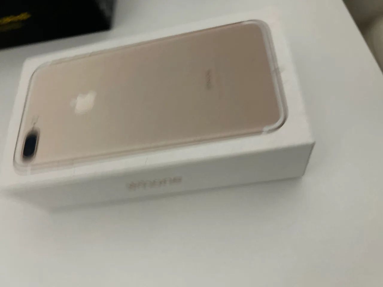 Caixa  Apple iPhone 7 Plus na cor dourada 