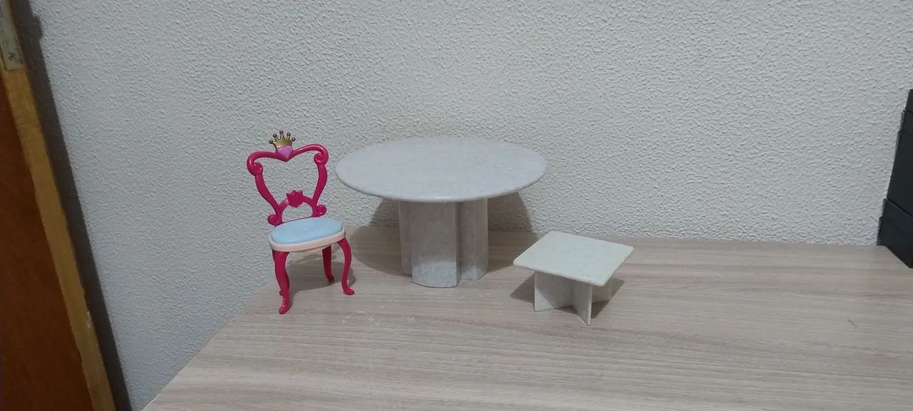 Lote cadeira e mesas Barbie