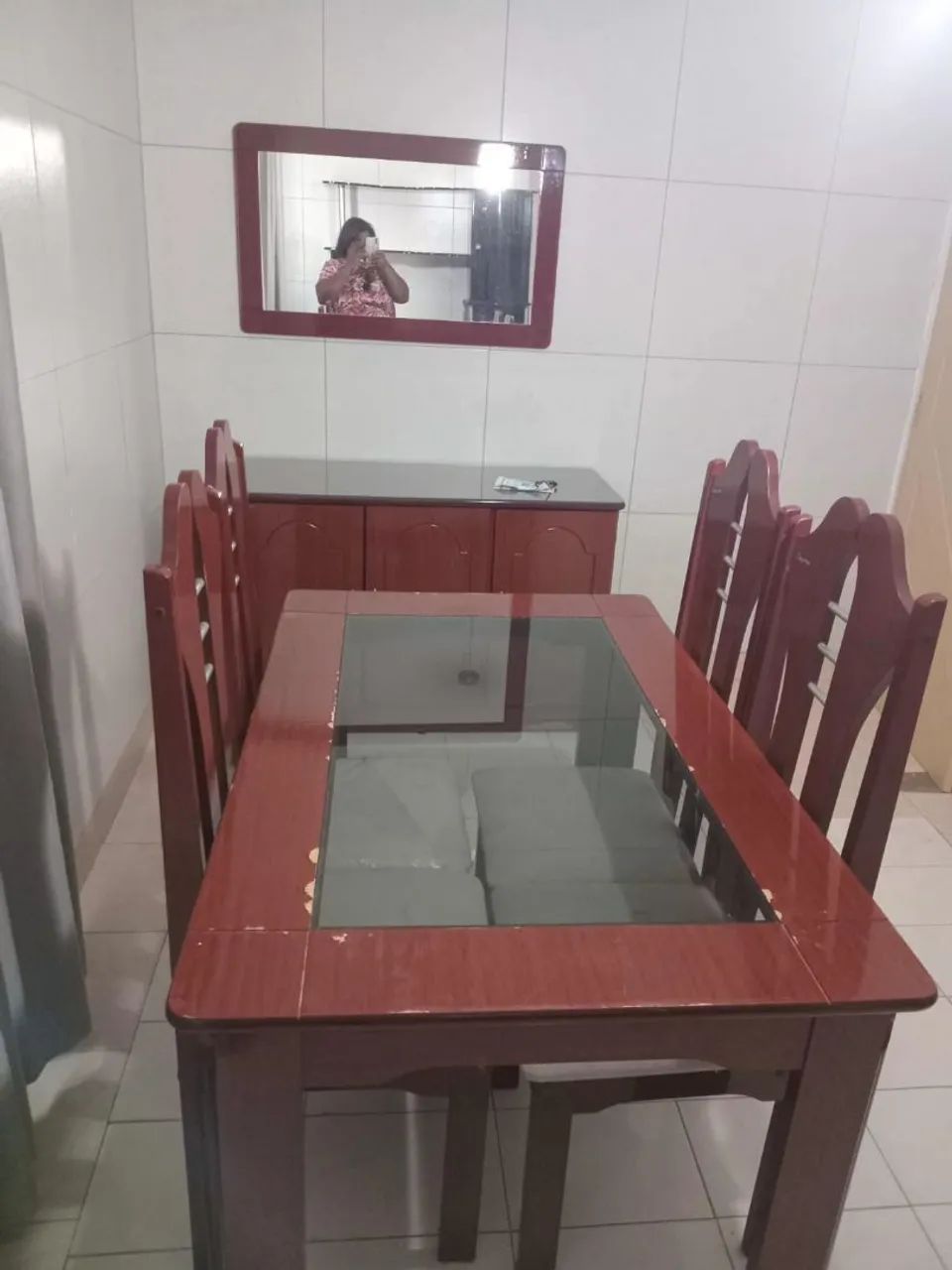 Mesa de madeira com 4 cadeiras em ótimo estado - Foto 2