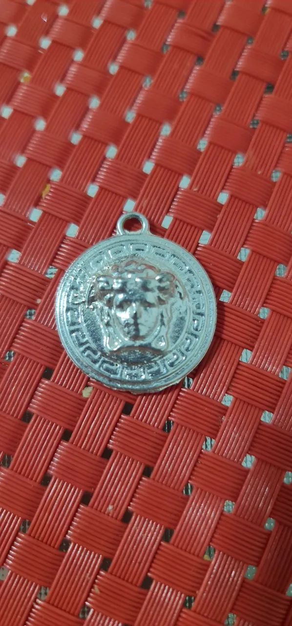 Pingente medusa versace.