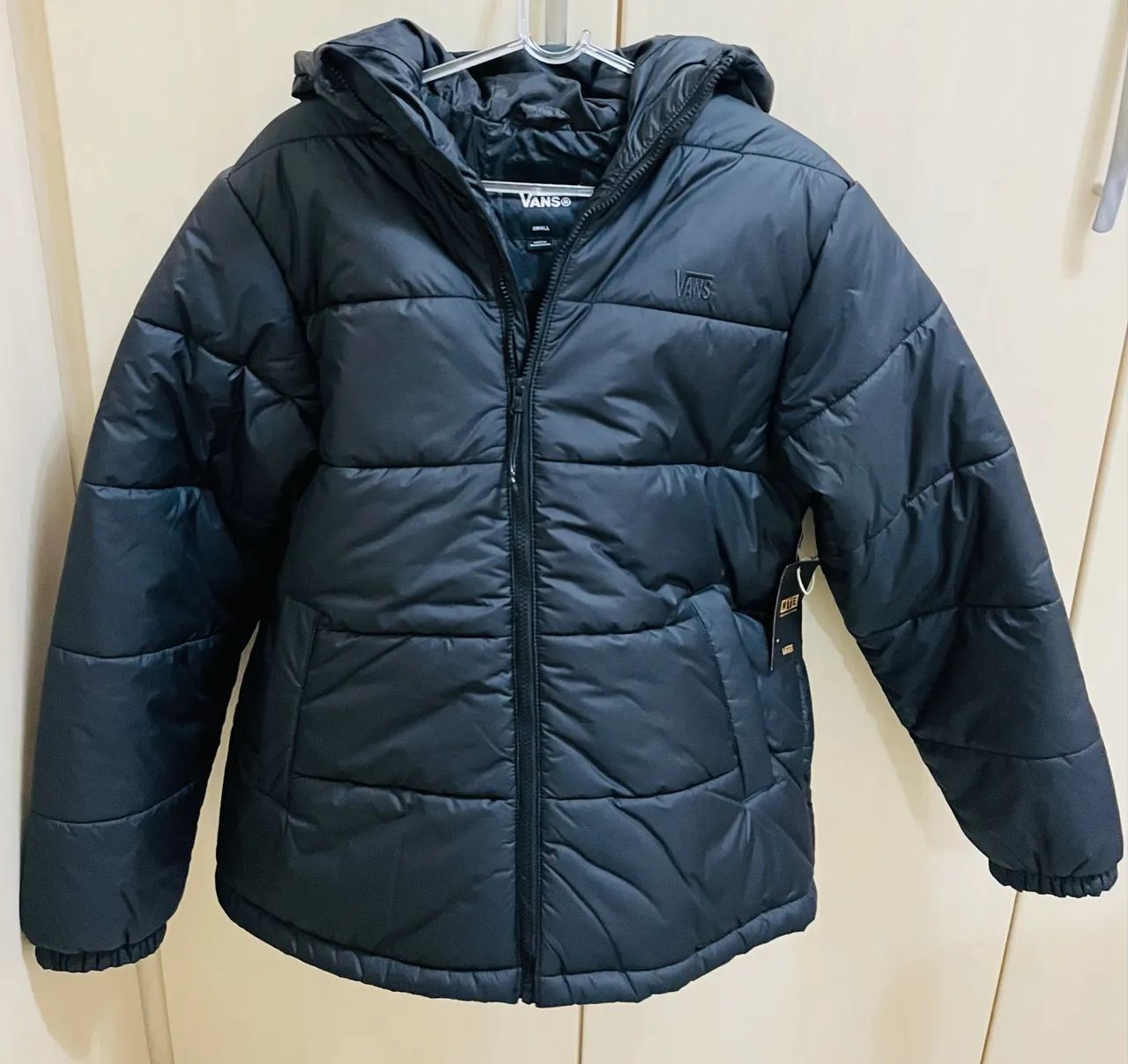 Jaqueta Bomber Vans nova. Comprada nos EUA. Tam P mas Veste tranquilamente M