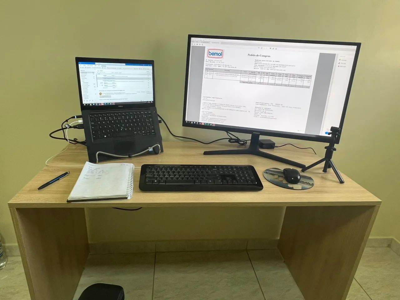 Vende-se escrivaninha