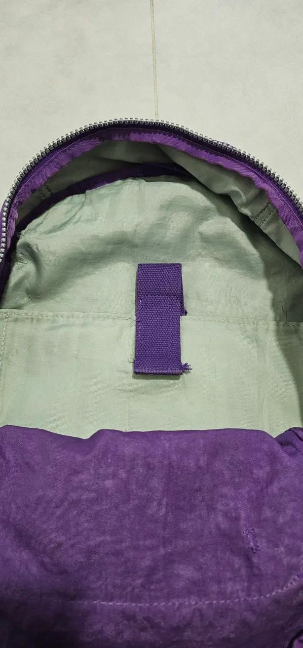 Mochila Kipling Roxa Original com Macaco - Espaçosa e Conservada - Foto 4