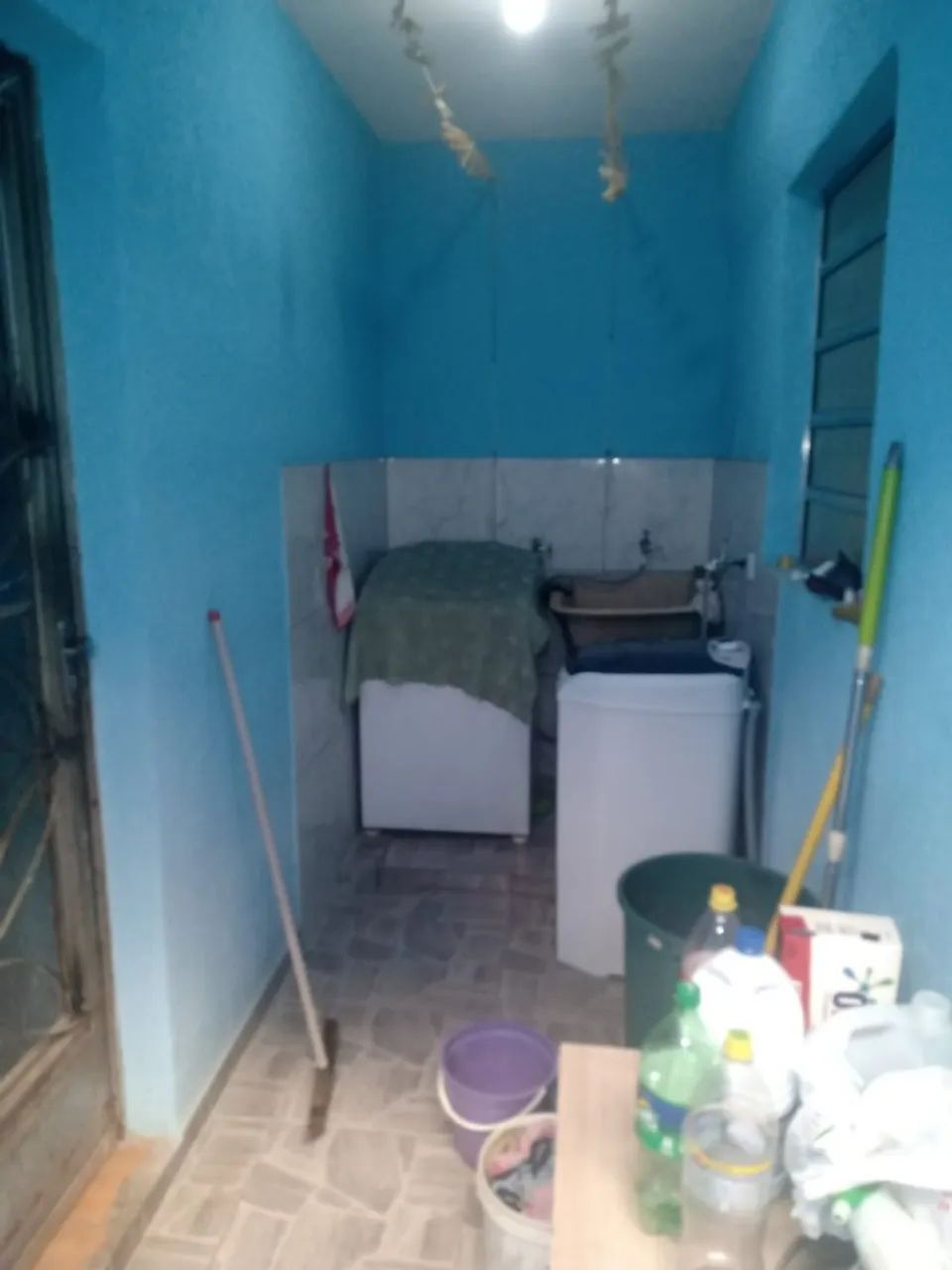 Casa 3 cômodos, "Quarto, sala, Cozinha e banheiro", com lavanderia compartilhada. 