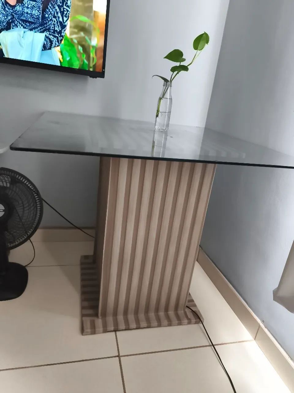 Mesa com tampo de vidro 