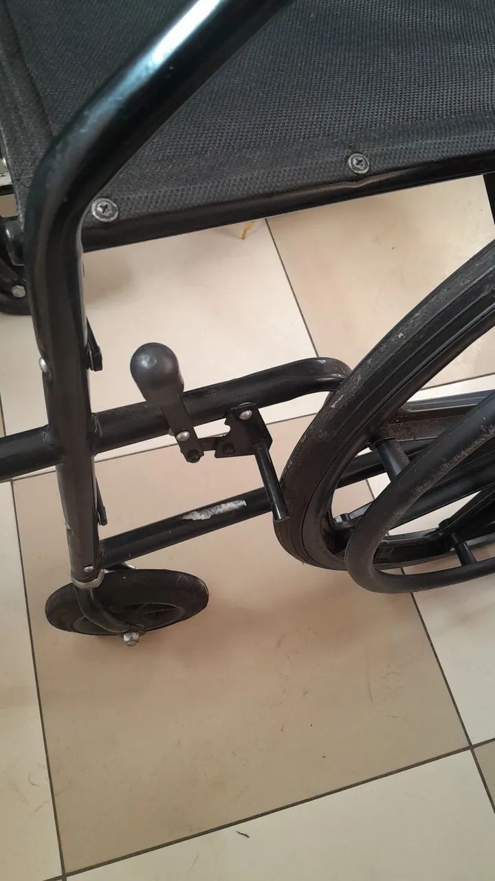 Cadeira de rodas usada ótimo estado  - Foto 5