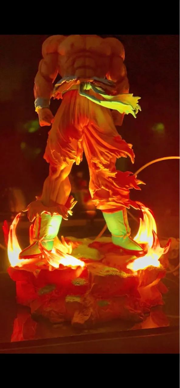 Estátua Goku 34 cm + busto + cabeça extra + Base com Led - Foto 3