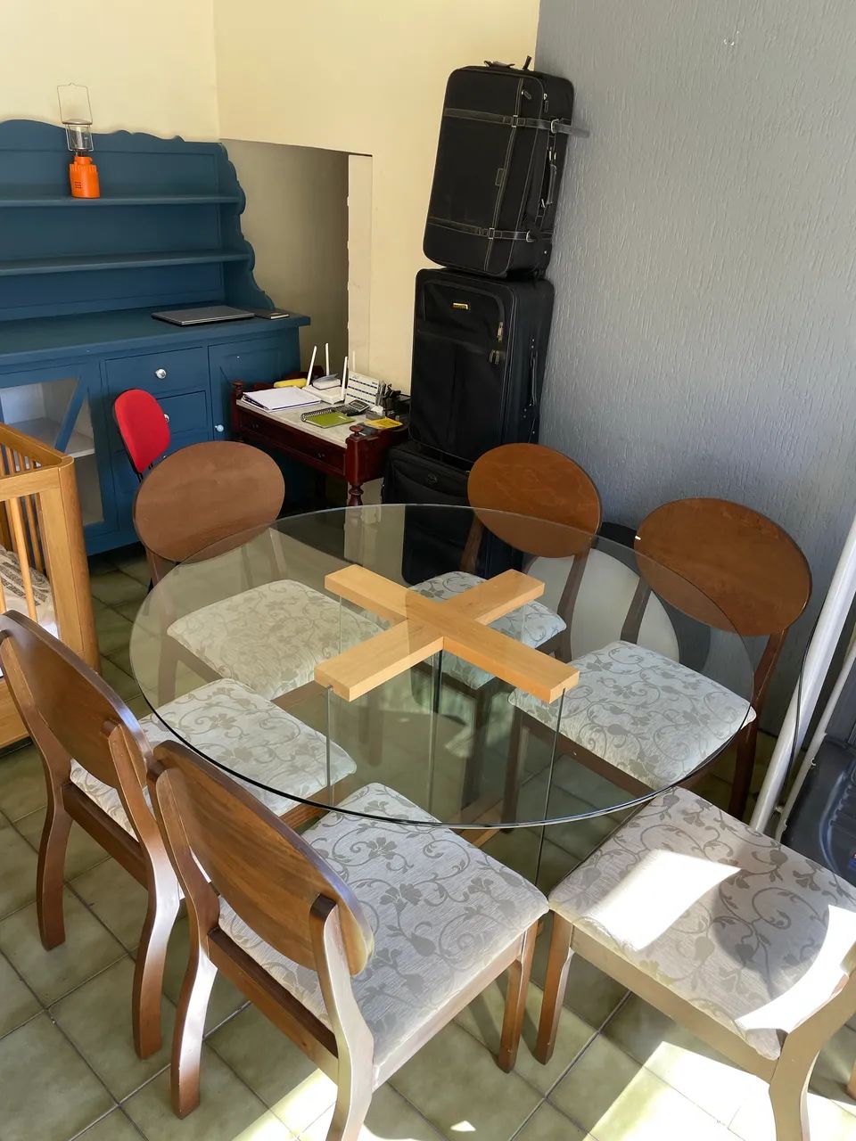 Jogo de Mesa  com Tampo de Vidro e Base em Vidro e 06 Cadeiras em Madeira Maciça 