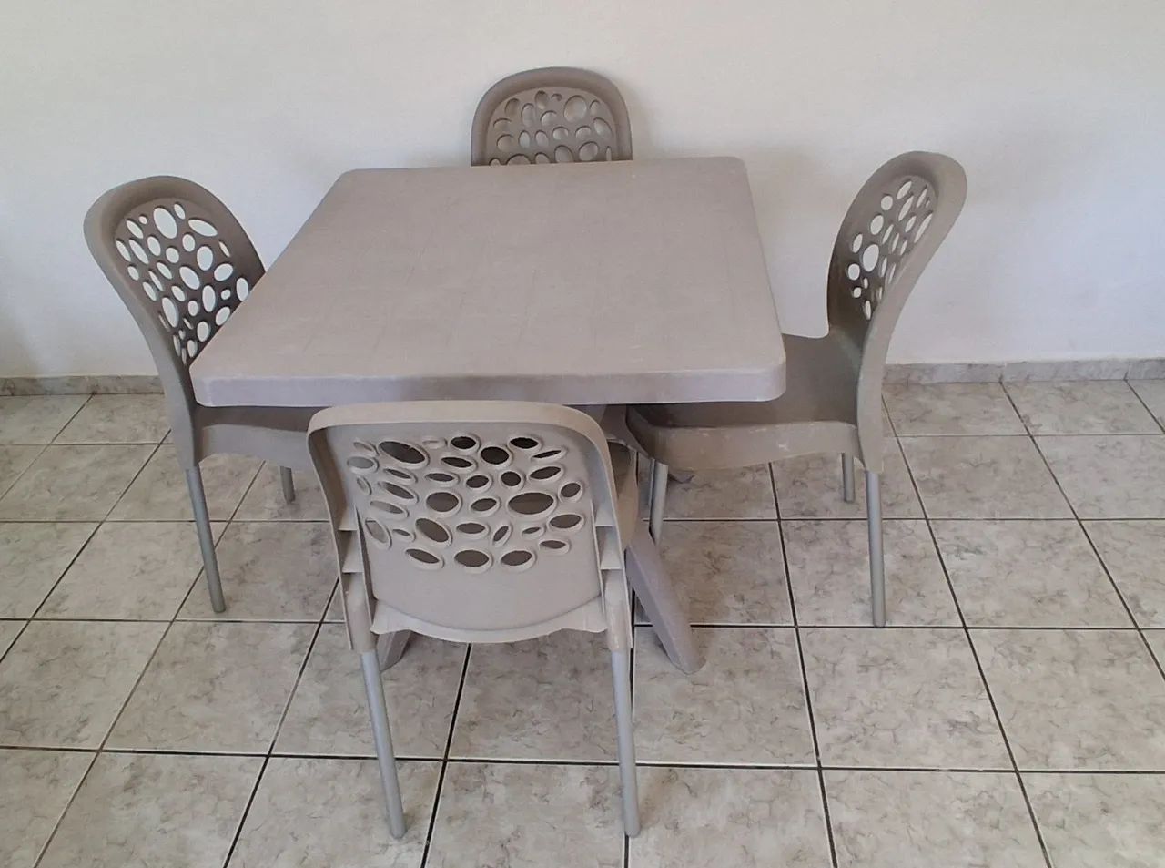 Mesa com cadeiras (plástico)
