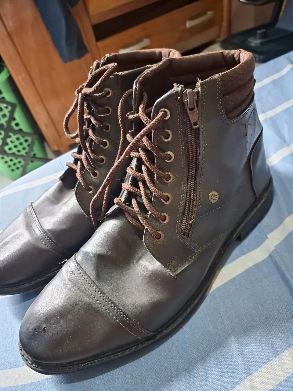 Bota cano média couro bom estado. 44