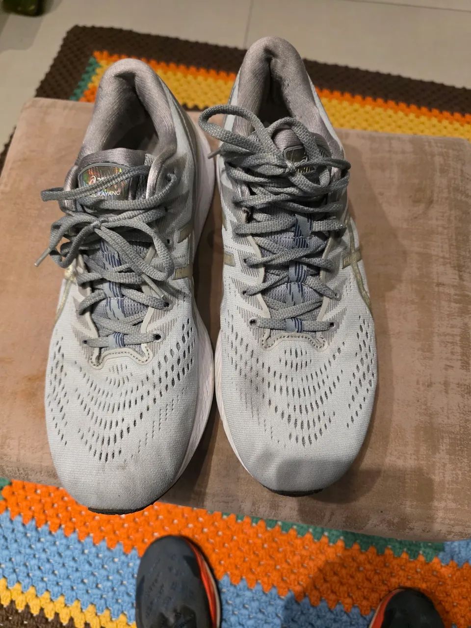 tênis asics kayano cinza - Foto 2