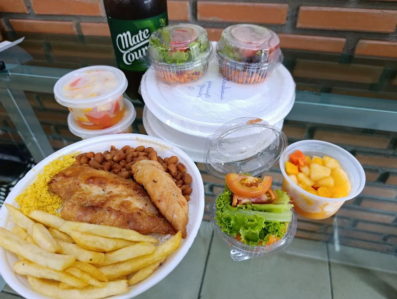 Auxiliar e cozinheira 