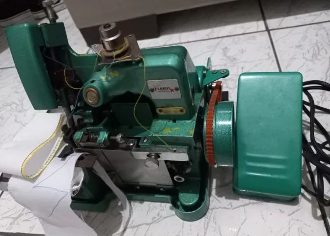 Máquina de Costura Overlock GN1-6D Semi Industrial Verde