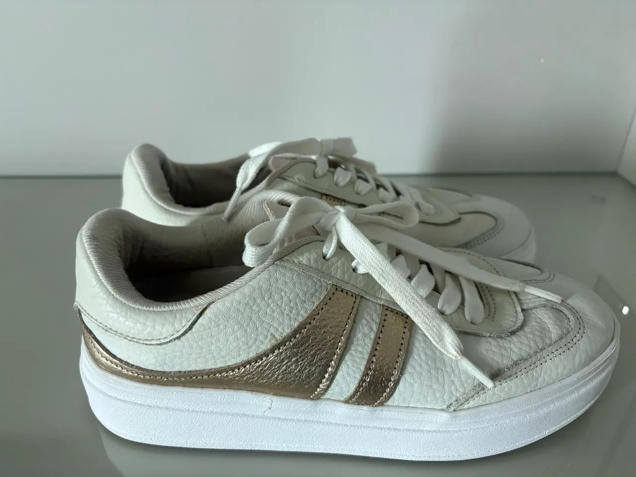 Tênis Casual branco com dourado - Foto 3
