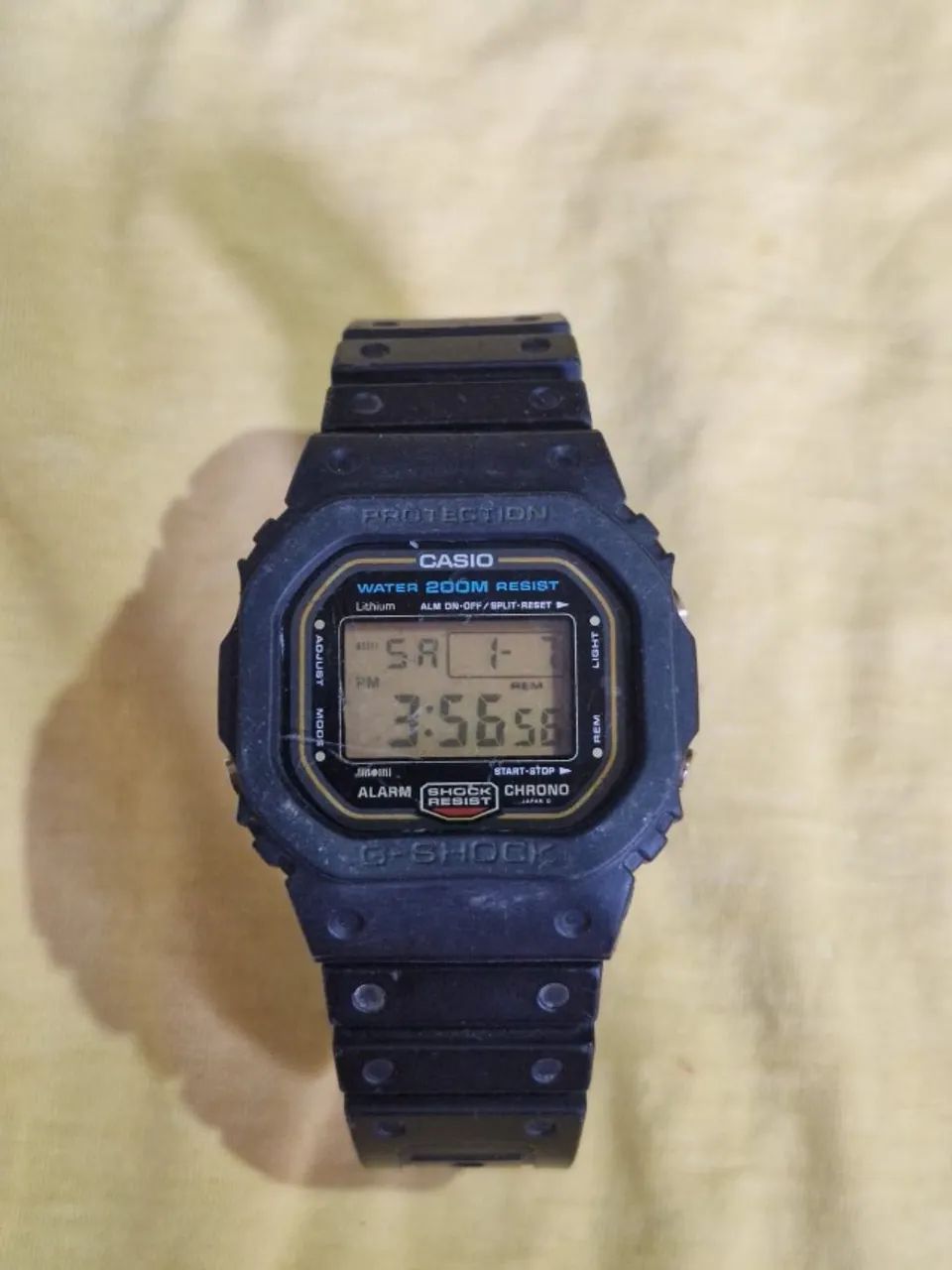 Relógio G-Shock DW-5600 fundo de rosca clássico