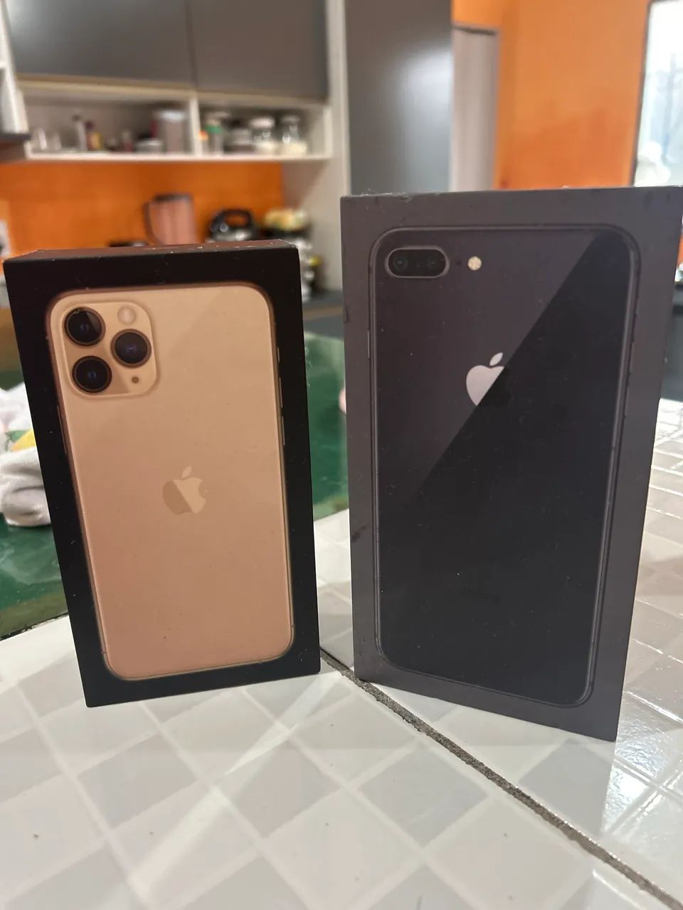 Kit com 2 caixas originais de iPhone (11 Pro + 8 Plus)! ?