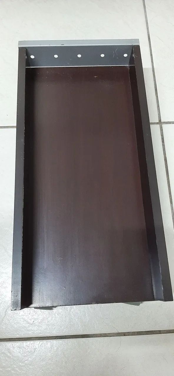 Suporte em madeira com rodízios para CPU