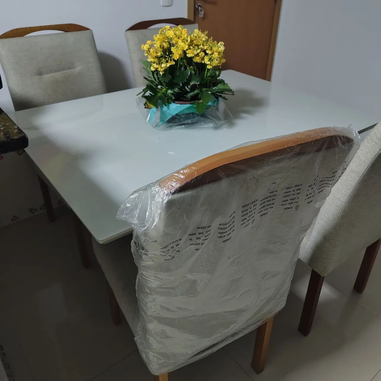 Mesa de sala com 4 cadeiras