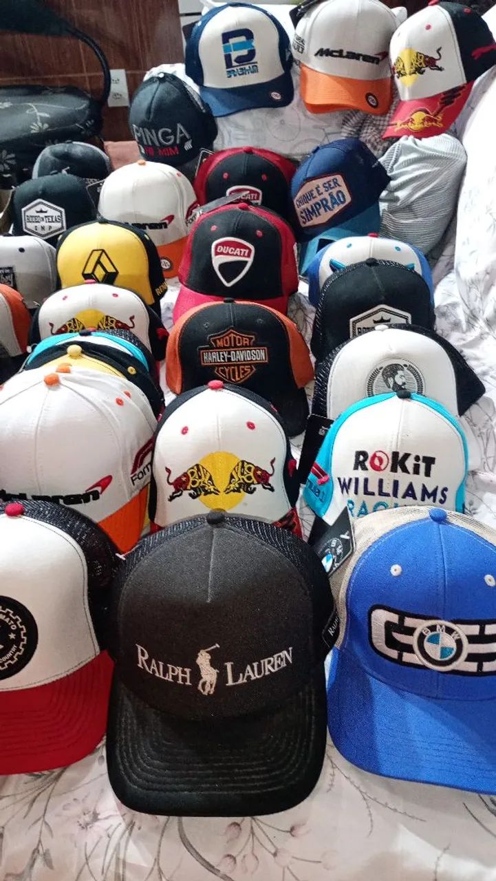 Vendo bonés novos por R$25 reais qualquer um.ENTREGO