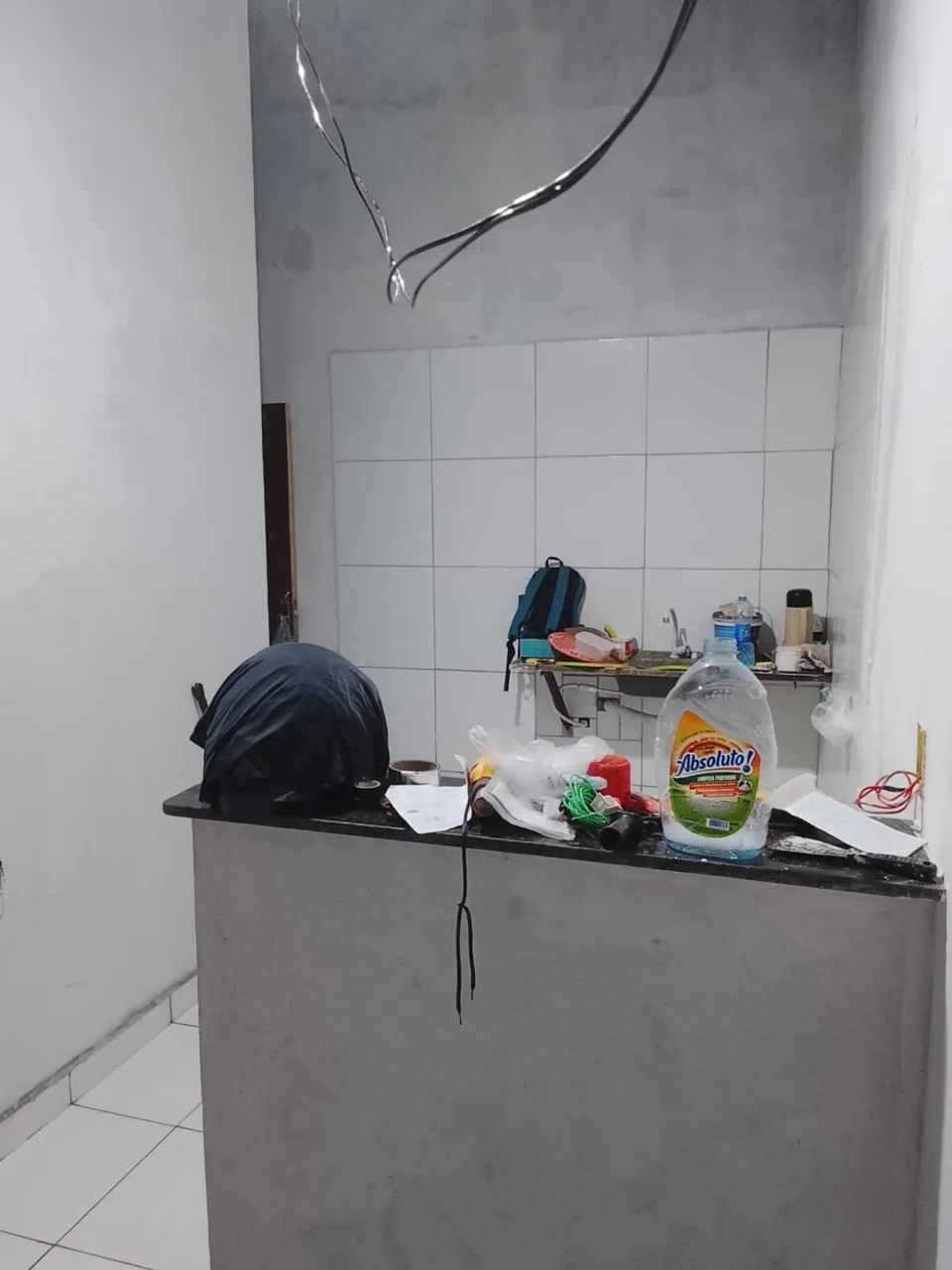 Aluga-se casa ( ao fundo )