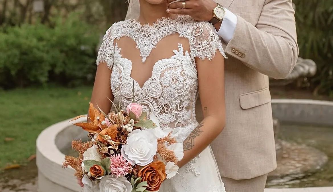 Vestido de noiva, renda chantilly e bordado cor marfim  - Foto 3