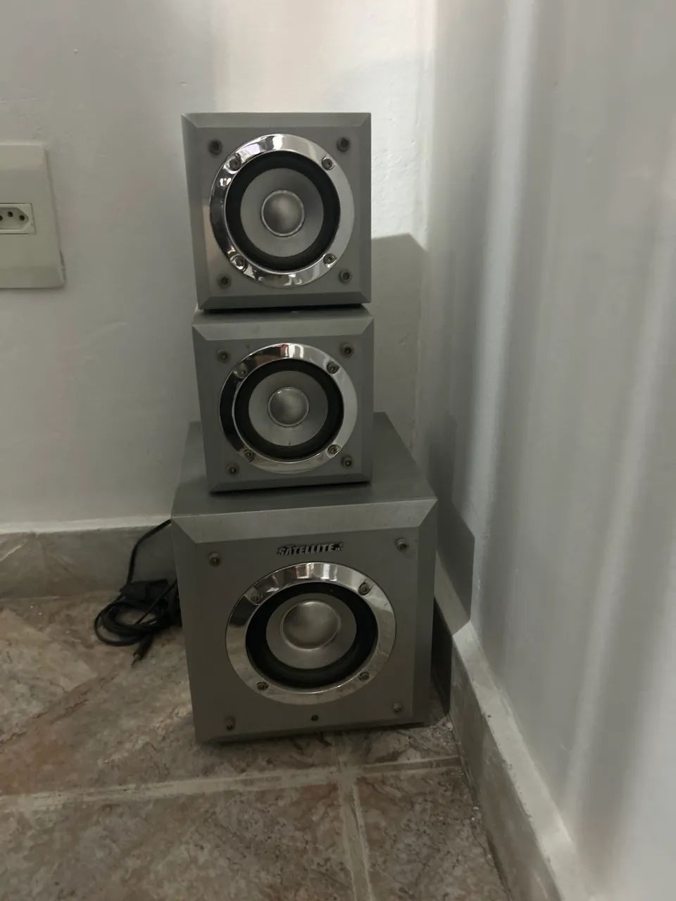 Caixa de som com subwoofer + receptor/transmissor bluetooth