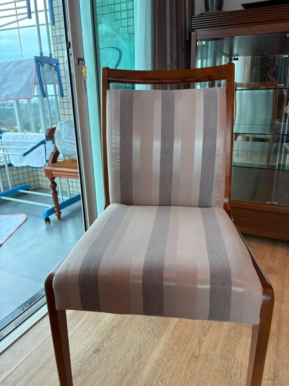 Vendo mesa de jantar com 8 cadeiras  - Foto 3