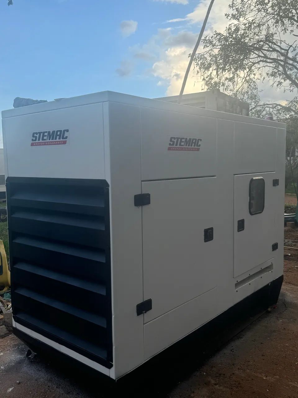 Grupo gerador 80 kVA PRA CARRETINHA LEIA A DESCRIÇÃO 