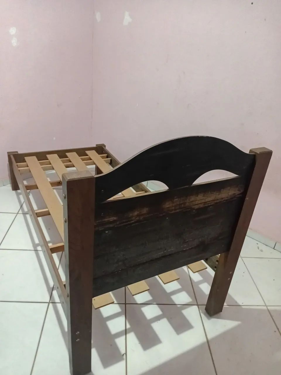 Vendo cama de solteiro com colchão  - Foto 2