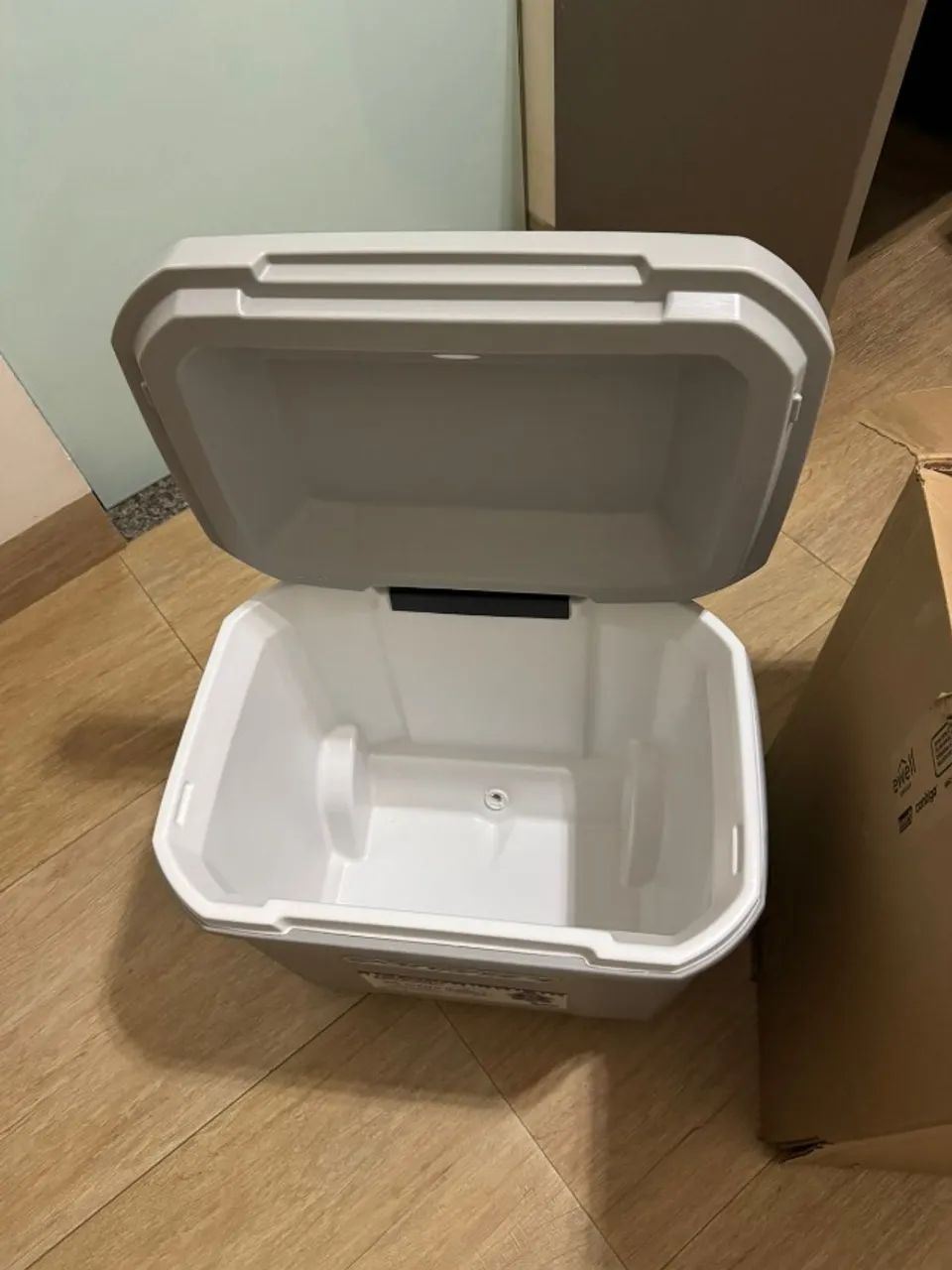 Caixa Térmica com Rodas 61,5L Silver Ash Coleman - Foto 3