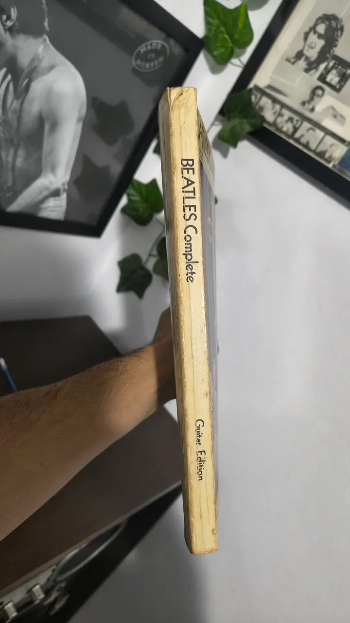 Livro The Beatles Complete: Complete - Easy Guitar Edition - Foto 3
