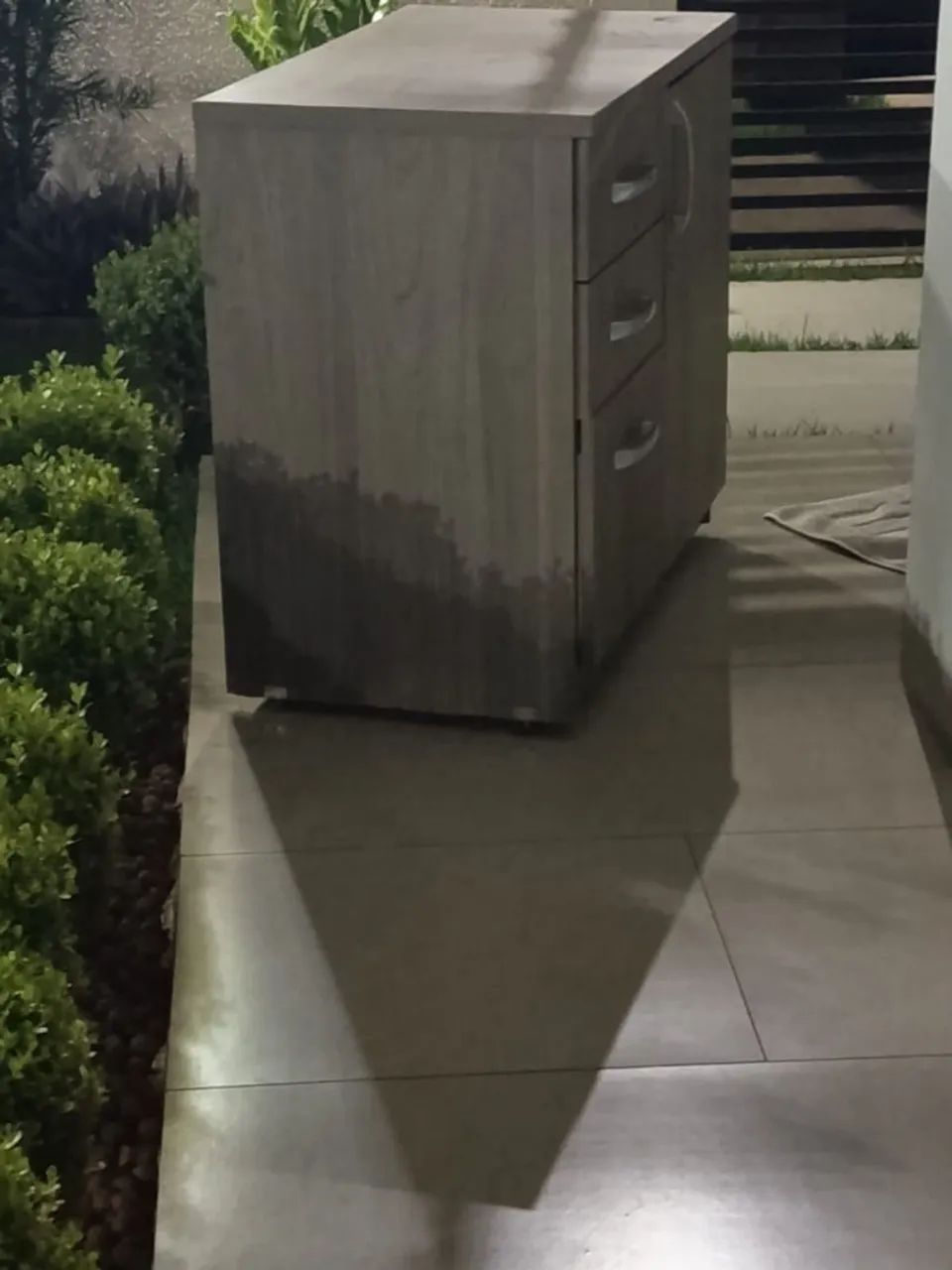 Vendo mesa pra estudar ou pra escritório e armários. - Foto 3