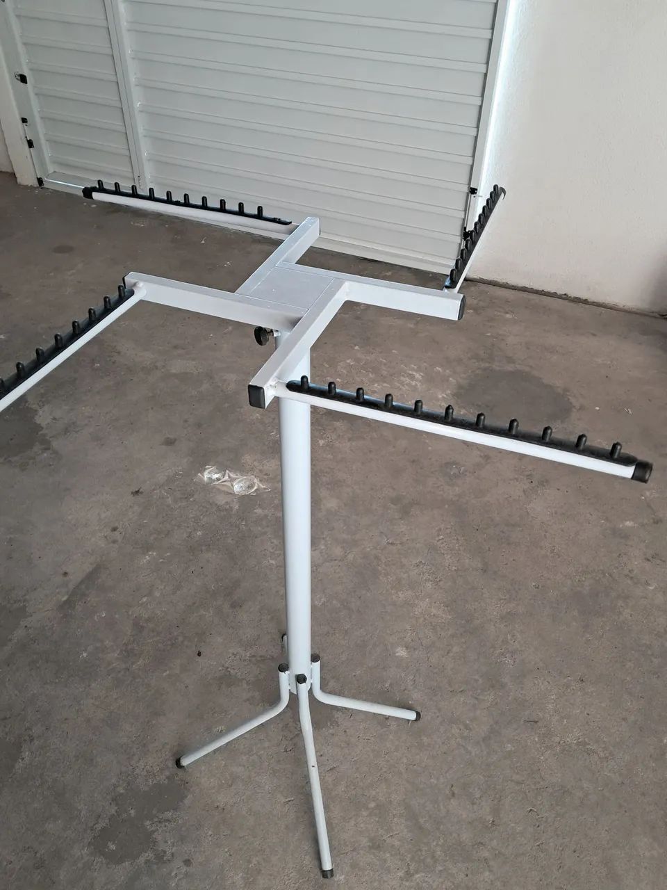 VENDO ARARA DE CHÃO PARA LOJA DE ROUPAS - Foto 2