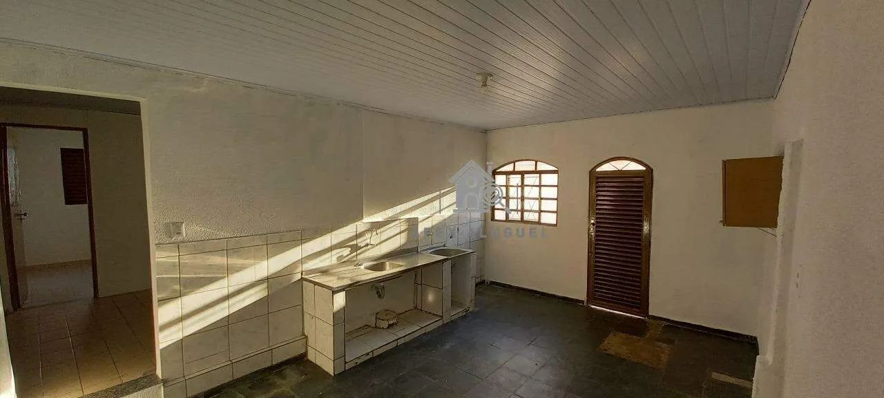 Casa com 4 quartos, em frente praça 242m² - Foto 4