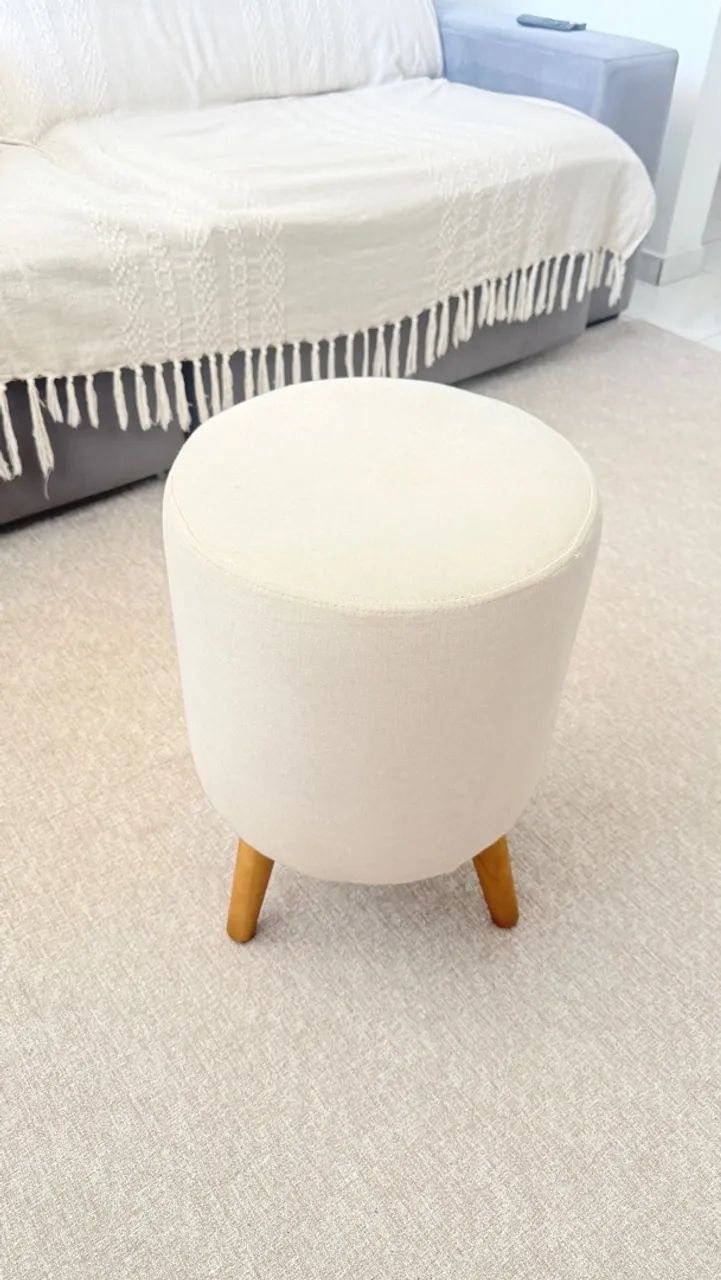 Banqueta Puff R$70 Usado. Material linho com pés de madeira