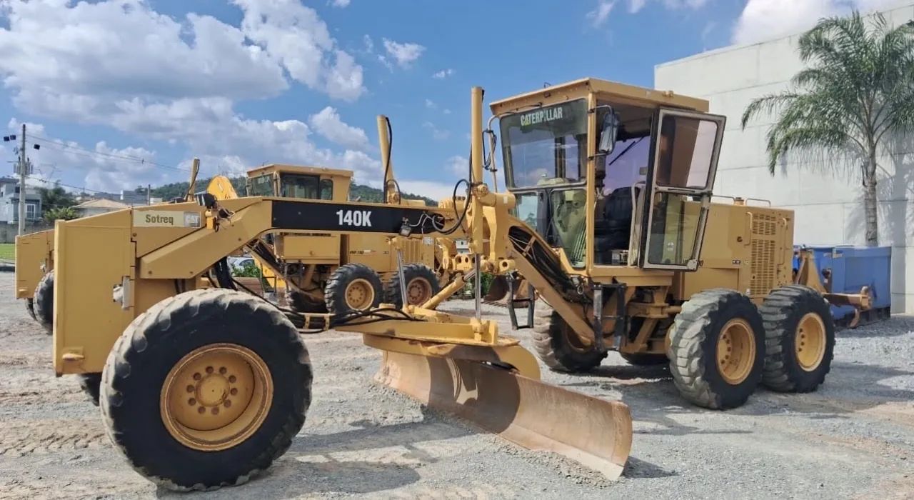 Motoniveladora Caterpillar 140K ano 2011, com 12.430 horas e ripper traseiro, em SP