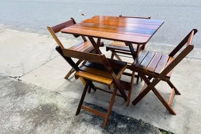 Mesa de madeira nobre top ipê 90x70 com 4 cadeiras resistentes a chuva e sol - Foto 2