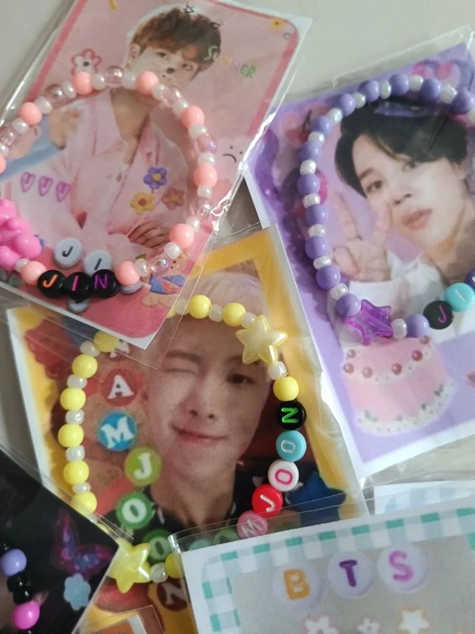  KIT 50 PULSEIRAS TEMÁTICAS BTS Perfeitas para fãs de K-pop e ARMYs apaixonados!  - Foto 3
