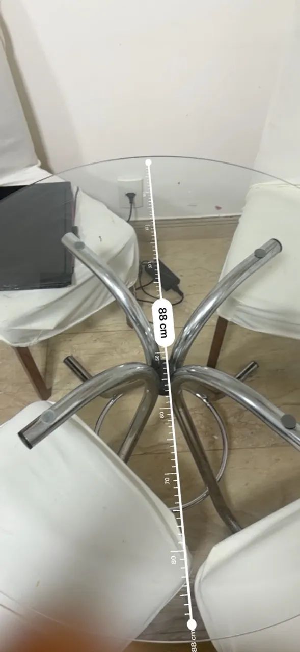 Mesa de vidro redonda com base de metal
