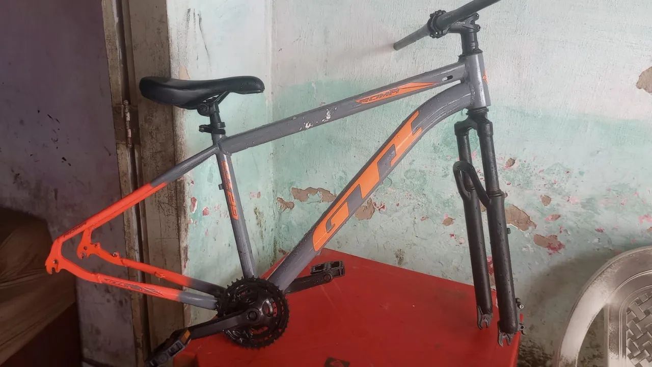 Quadro de bicicleta e dois pneus  - Foto 2