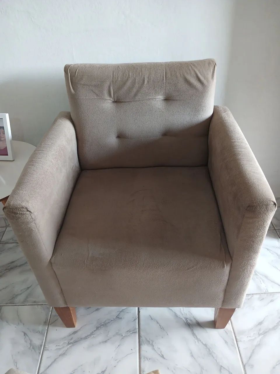 Poltrona com pés de madeira - Foto 2