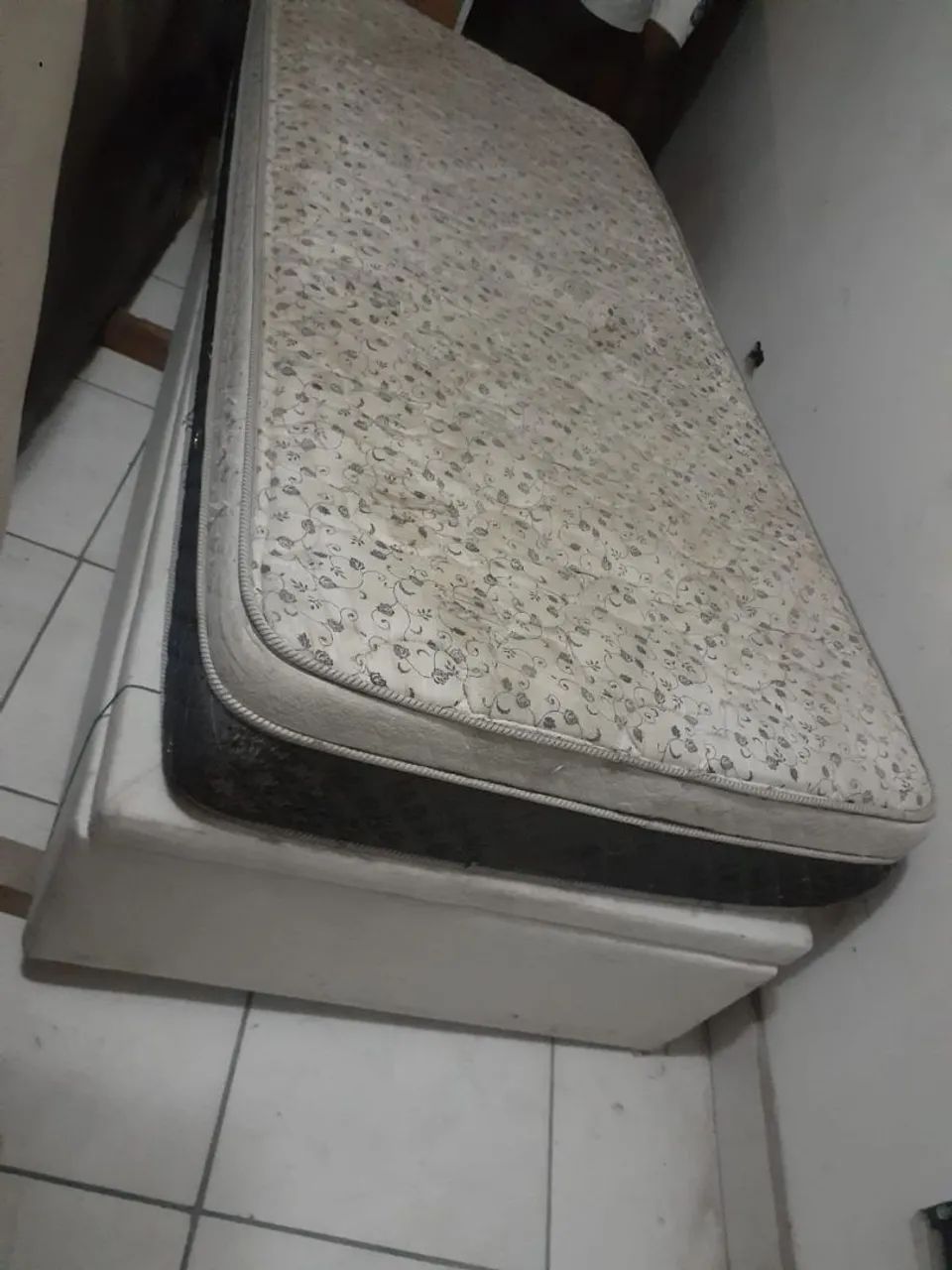 Duas camas solteiro baú e um colchão  - Foto 2
