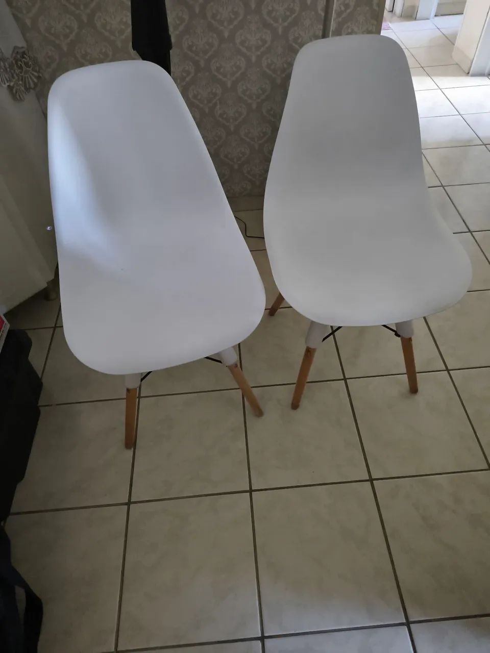 Vendo 2 cadeiras brancas excelentes