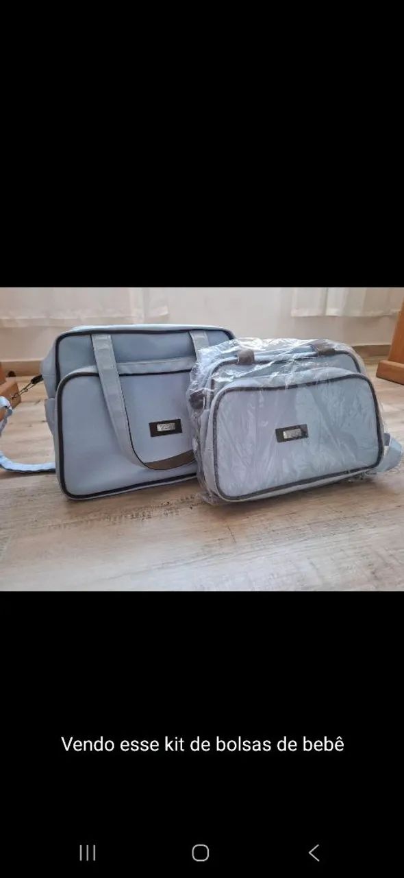 Vendo duas bolsas de bebê na cor azul. 