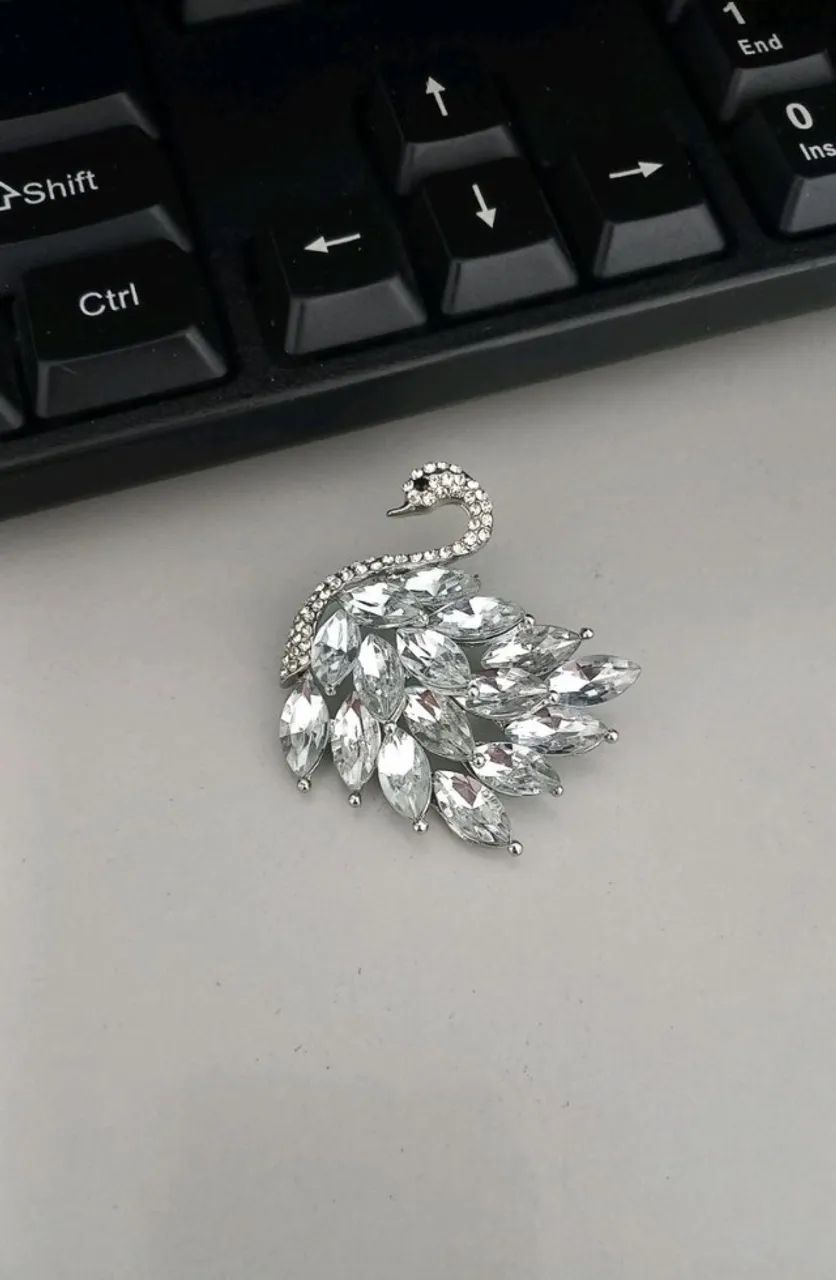 Broche de Cisne Pedraria Transparente (novo) - Foto 4