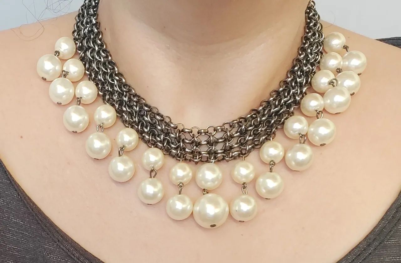 Colar bijoux pérolas faux com metal