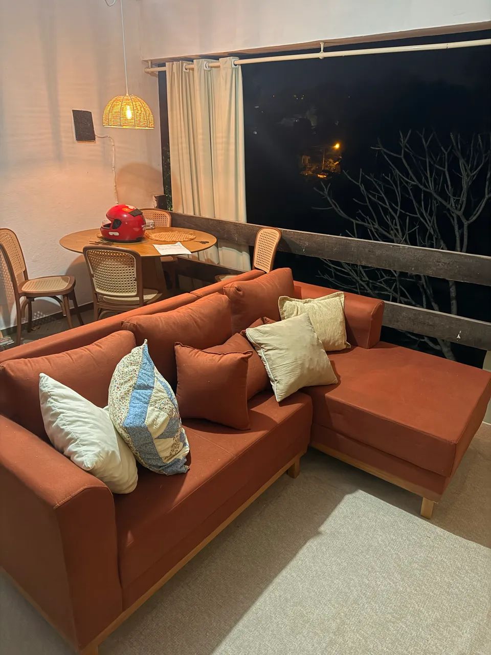 Sofá terracota com chaise e pés de madeira 